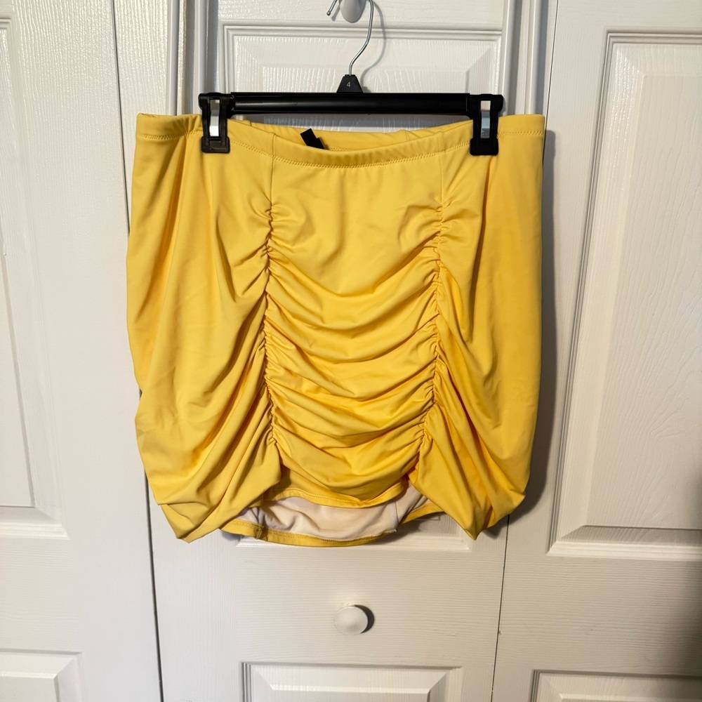 Torrid Disney Bubble Yellow Ruched swimsuit bottoms in size 2x